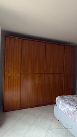 Armadio, comodini,  como’ e specchio in noce