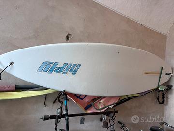 Tavola windsurf con vela