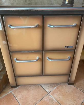 Stufa/ cucina a legna in ghisa con forno.