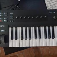 Komplete Kontrol A25 come NUOVA + Licenze Software