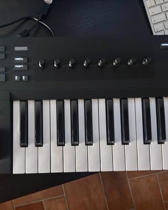 Komplete Kontrol A25 come NUOVA + Licenze Software