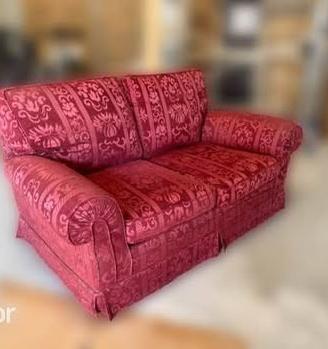 Divano vintage classico rosso