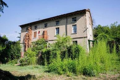 Rustico / Casale di 2350 m² con 4 locali a Rocca S