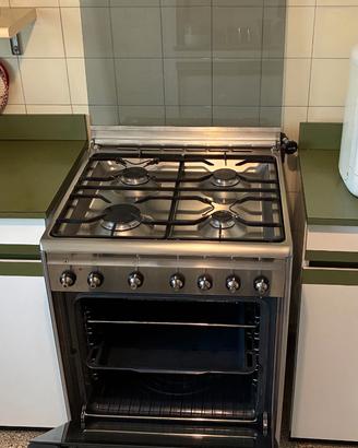 CUCINA A GAS E FRIGO