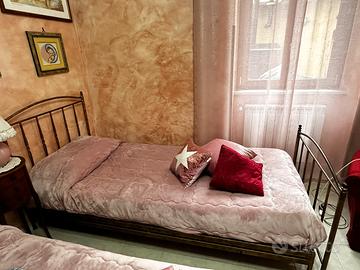 letti artigianali in ferro battuto color oro