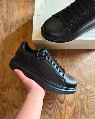 scarpe nere mcqueen