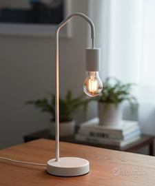 Lampada da tavolo Habitat minimalista