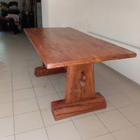 Tavolo in legno massiccio