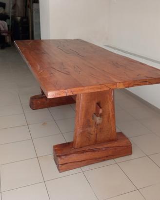 Tavolo in legno massiccio