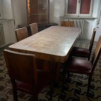 Tavolo in legno con sedie