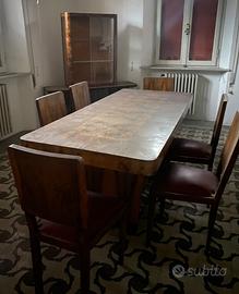 Tavolo in legno con sedie