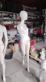 Manichino donn senza braccia