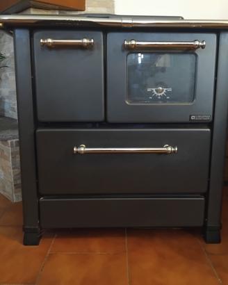 Stufa in ghisa con forno