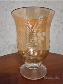 Vaso in vetro decorato.