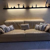 Divano in pelle color giallo ocra