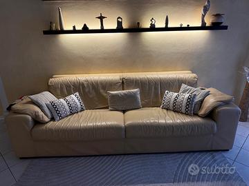 Divano in pelle color giallo ocra