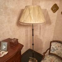 lampada da terra vintage con un paralume