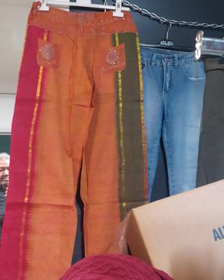 Pantaloni etnici nuovi. 