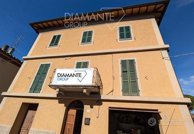 Casa indipendente suddivisa in due unità abitative