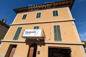 Casa indipendente suddivisa in due unità abitative