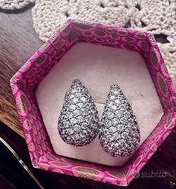 Orecchini a goccia con farfallina