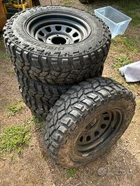 Cerchi con gomme suzuki samurai santana