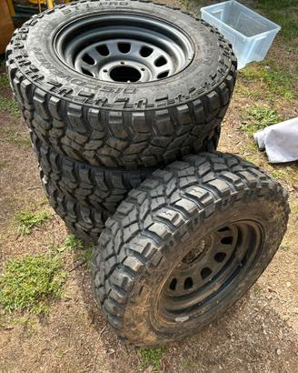 Cerchi con gomme suzuki samurai santana
