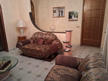 Divani in  base radica noce  con rivestimento in s
