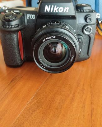 Nikon F100 + AF Nikkor 24mm f/2.8 + tracolla Nikon