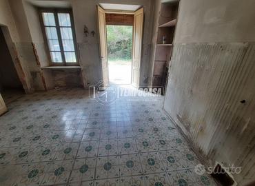 Ampia soluzione indipendente con cortile e boschet