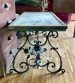 Tavolo con zampe in ferro battuto.