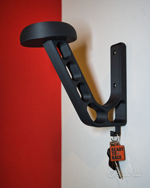 Porta casco moto da muro stampato in 3D – design m