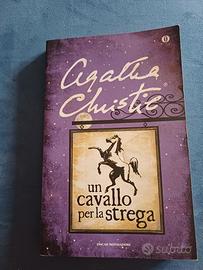 Libro Un cavallo per la strega di Agatha Christie