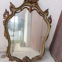 specchio Vintage con cornice in legno intagliata