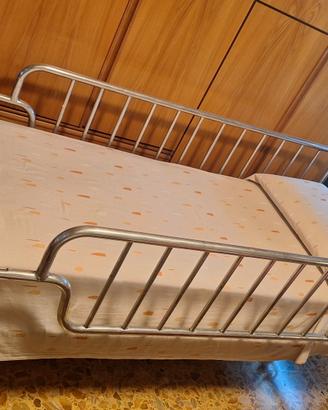 Letto da degenza con sbarre