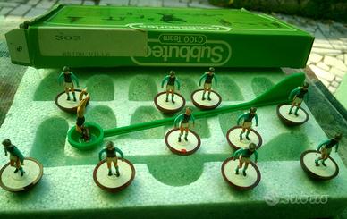Subbuteo Lotto di 11 squadre ed altri oggetti