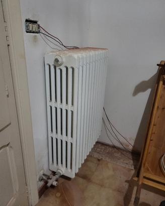 Termosifoni radiatori in ghisa e caldaia metano