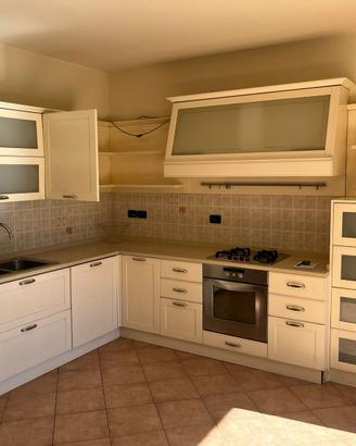 Castagna Cucina in legno e piano in quarzo