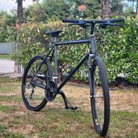 Bici con telaio Scott in alluminio colore nero