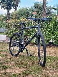 Bici con telaio Scott in alluminio colore nero