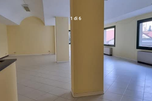 Locale commerciale per molteplici utlizzi