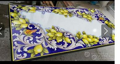 Tavoli da interno ed esterno dipinti a mano