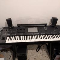 Yamaha Genos 1 con amplificazione e stand