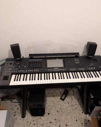 Yamaha Genos 1 con amplificazione e stand