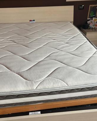 Materasso memory foam con rete praticamente nuovo