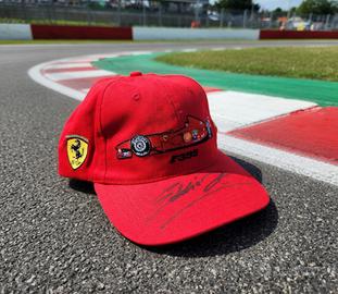 Cappello Ferrari F399 Autografato Eddie Irvine