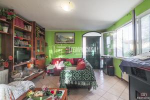 CASA INDIPENDENTE BIFAMILIARE CON GIARDINO, MANSAR