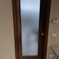 Porta scorrevole a scomparsa con vetrata