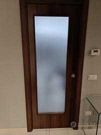 Porta scorrevole a scomparsa con vetrata