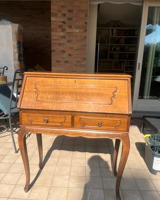 Secretaire- scrivania con gambe sinuose